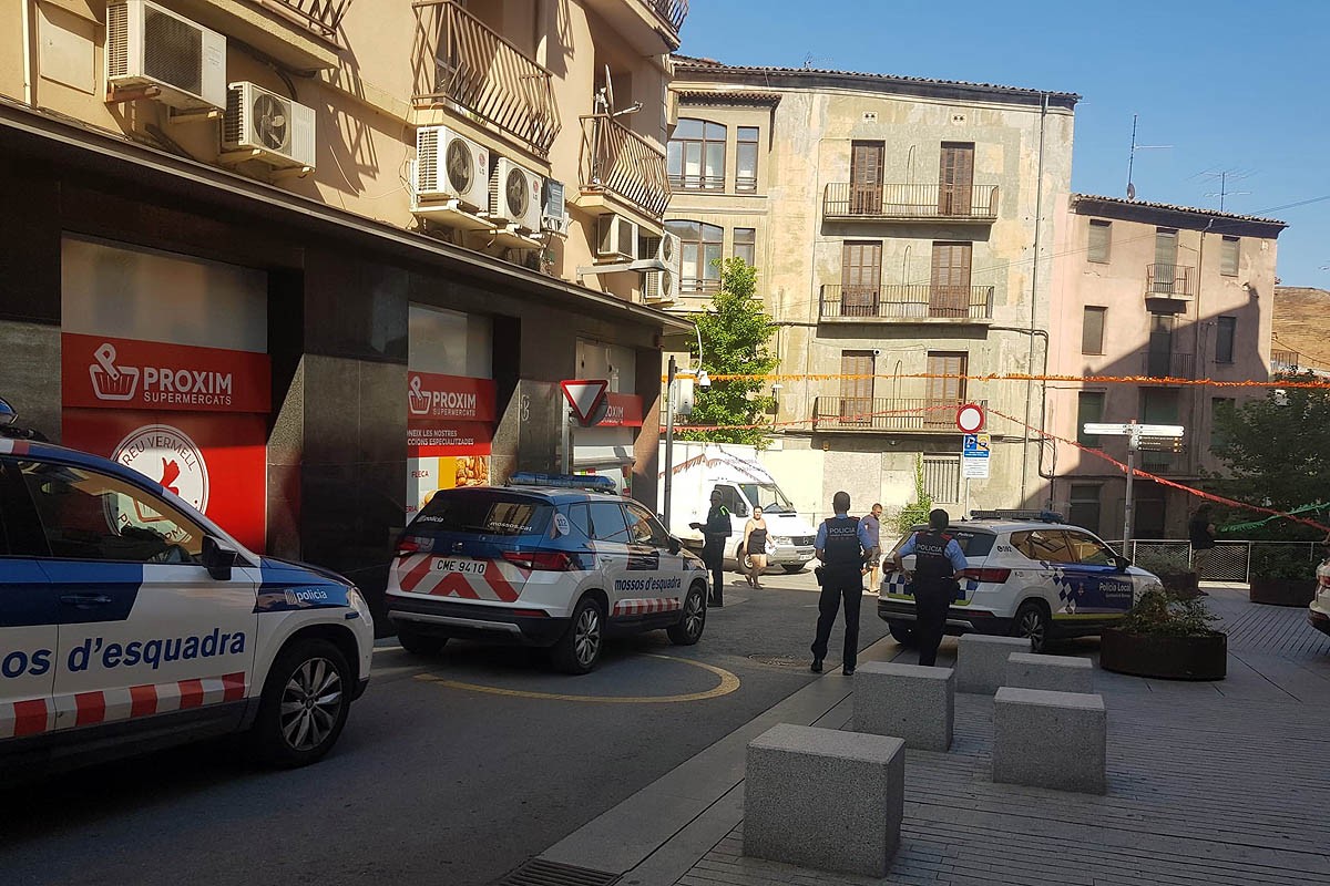 Fins al supermercat s'han desplaçat dues unitats de la Policia Local de Manresa i dues dels Mossos d'Esquadra