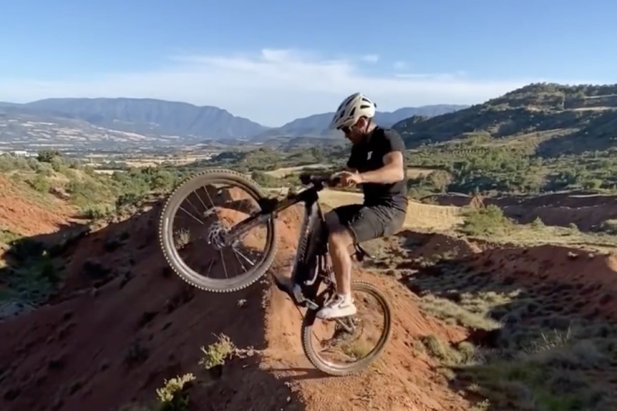 Toni Bou fent piruetes en un sender pallarès