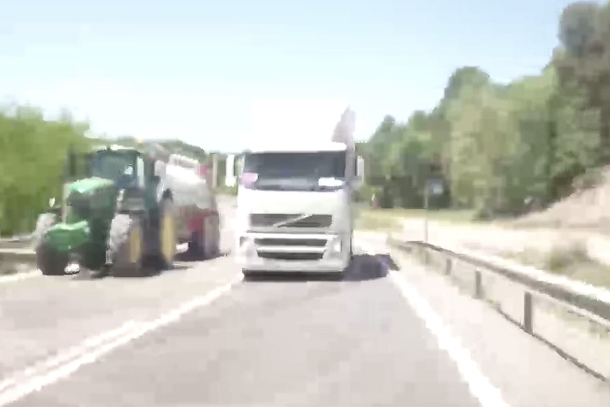 El camió avançant un tractor i a punt de provocar el xoc frontal