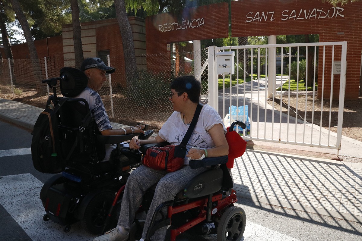 Residents amb cadires de rodes a l'entrada de la residència de Grans Discapacitats Físics Sant Salvador a Tarragona.