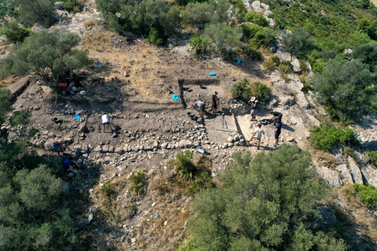 Vista aèria de les excavacions al poblat iber de l'Antic d'Amposta   
