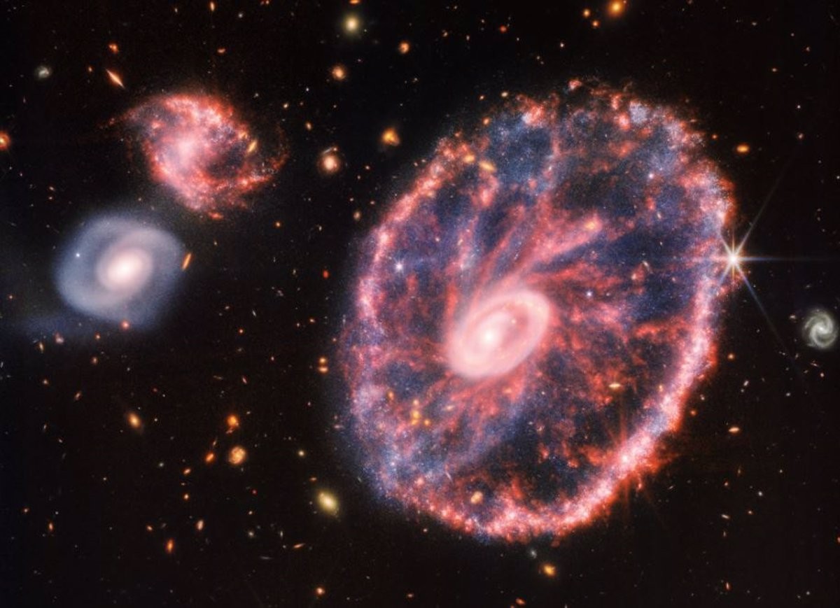 Els científics han capturat tres galàxies espirals.