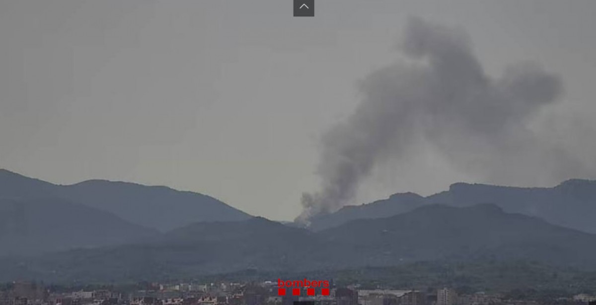 Imatge de la columna de fum causada per l'incendi a Alforja
