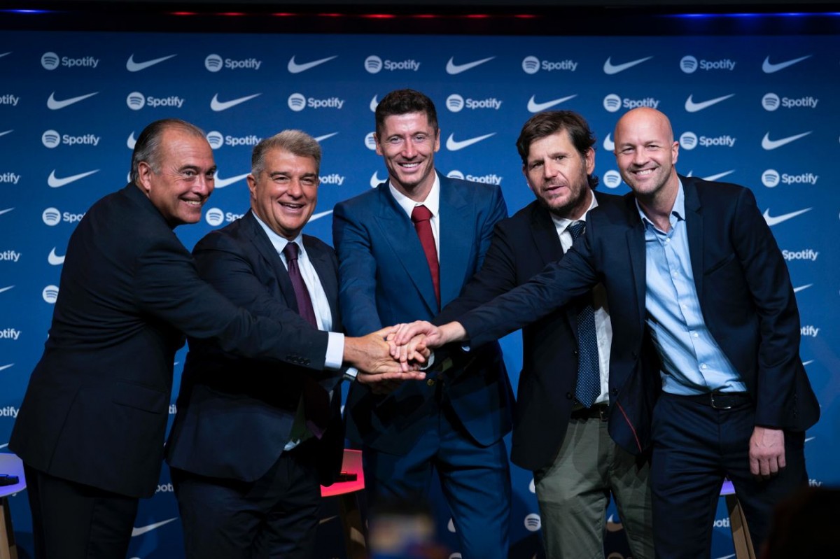 L'equip directiu del Barça en la presentació de Robert Lewandowski.