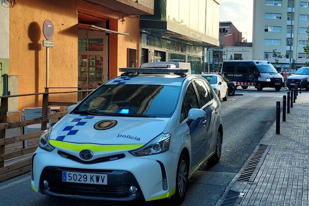 La Policia Municipal va detenir el vehicle, que circulava de manera erràtica 