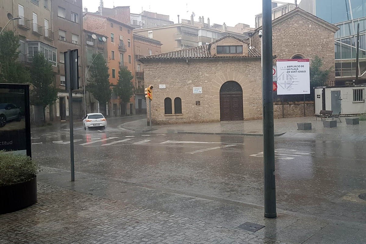 La pluja a la plaça Sant Ignasi de Manresa