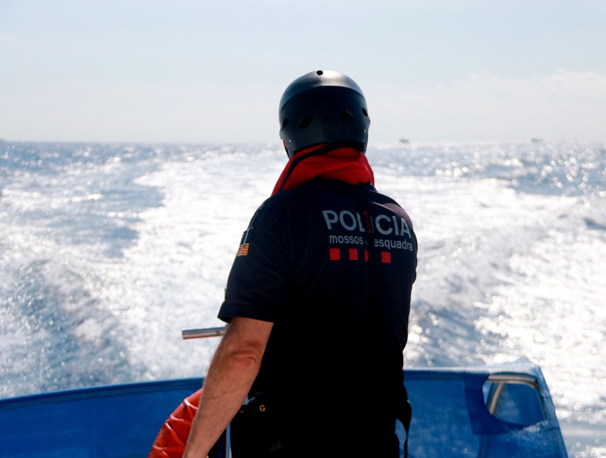 Un agent especialitzat dels Mossos d'Esquadra que forma part de la unitat marítima del cos, prop de la costa de l'Ametlla de Mar