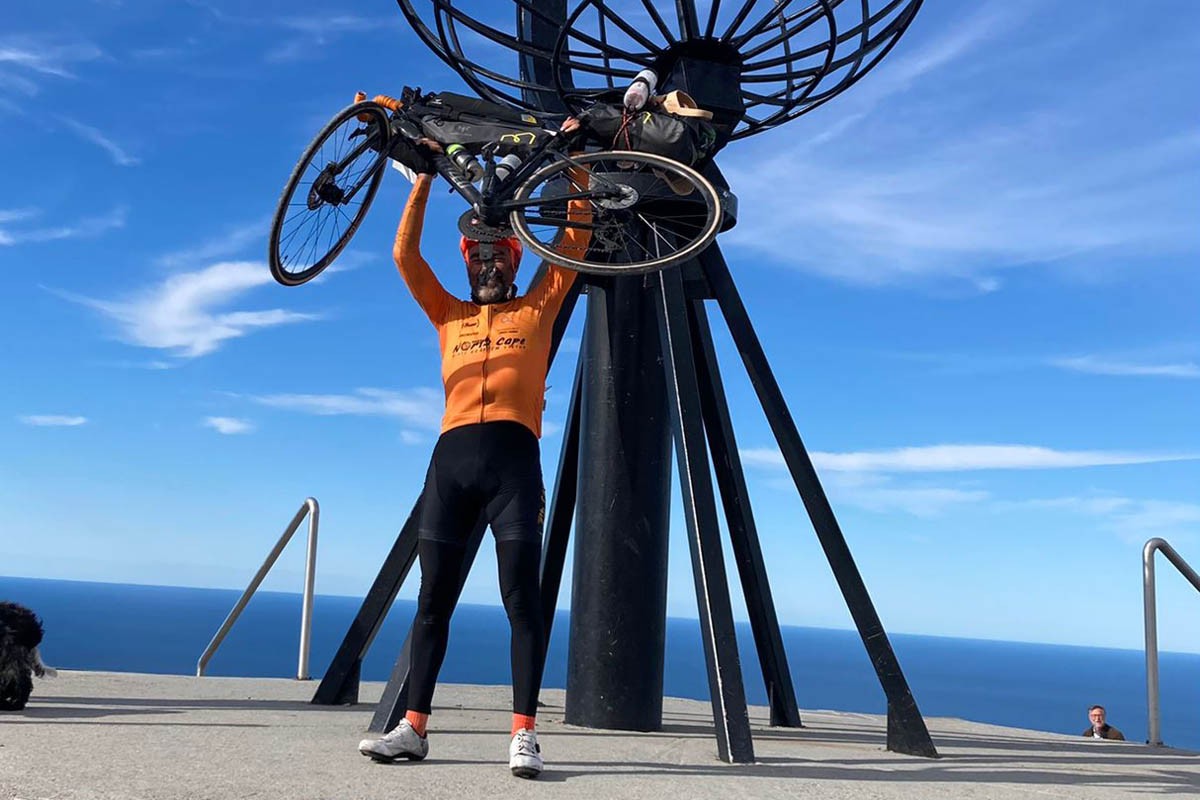 Jordi Badia i la seva bicicleta al Cap Nord.