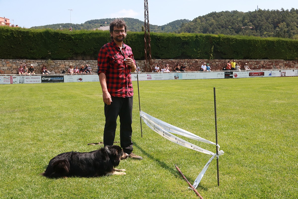 El pastor Moisès Tarrès, de Viladrau, juntament amb el seu gos Mac durant el concurs.
