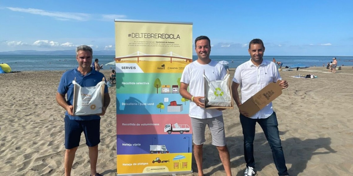 Lluís Soler, alcalde de Deltebre amb una de les minipapereres disponibles a les platges de Deltebre 