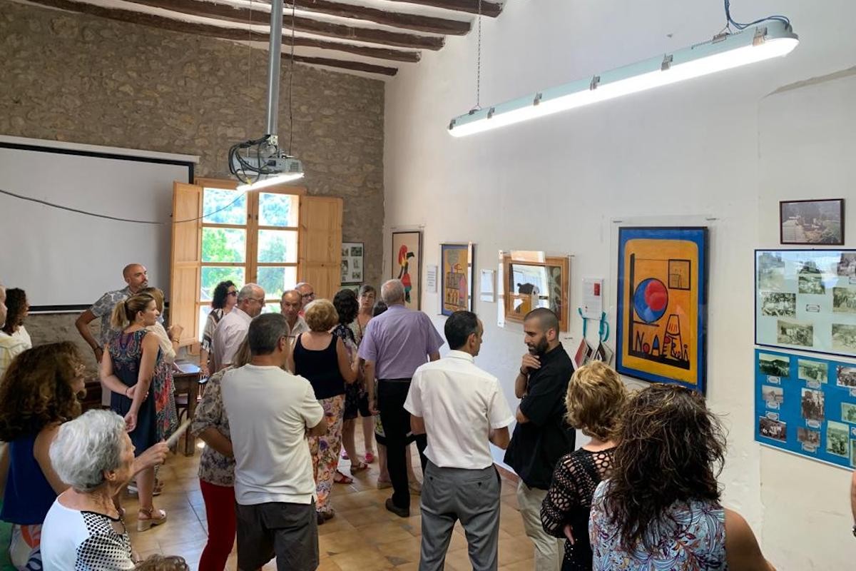 Els quadres estan exposats de manera permanent a l'antiga escola del poble