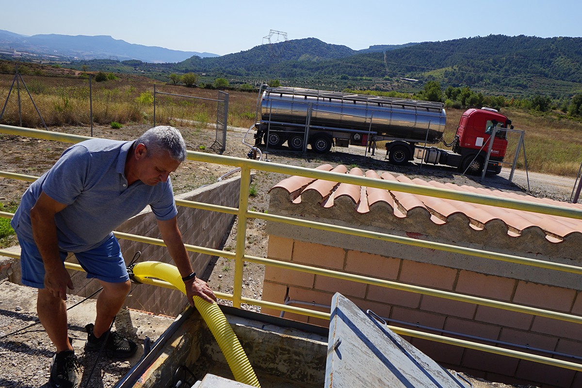 Un camió cisterna omplint d'aigua el dipòsit municipal de l'Espluga de Francolí per la situació de sequera.