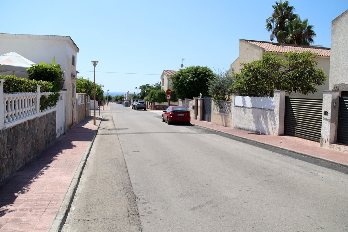 Imatge d'un carrer d'una zona de xalets de Roda de Berà.