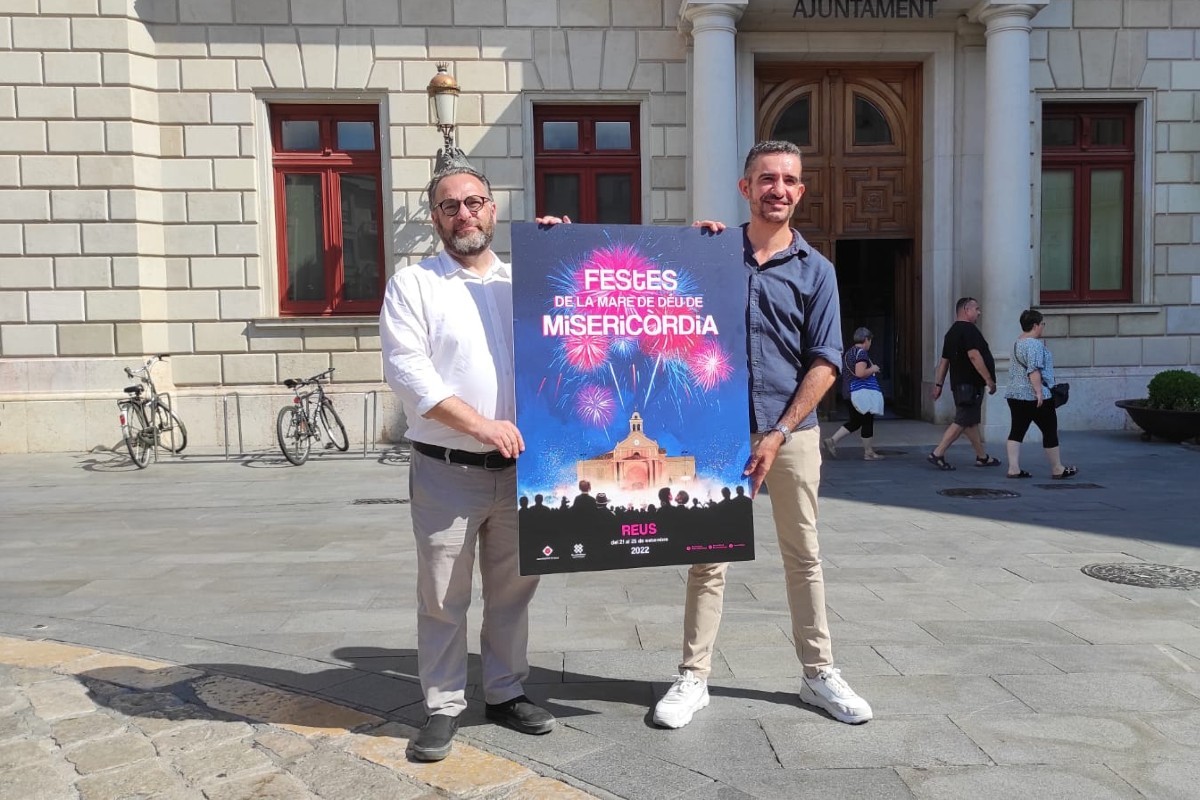 El regidor de Cultura, Daniel Recasens, i l'autor, Albert Asensio, amb el cartell de MIsericòrdia 2022. 