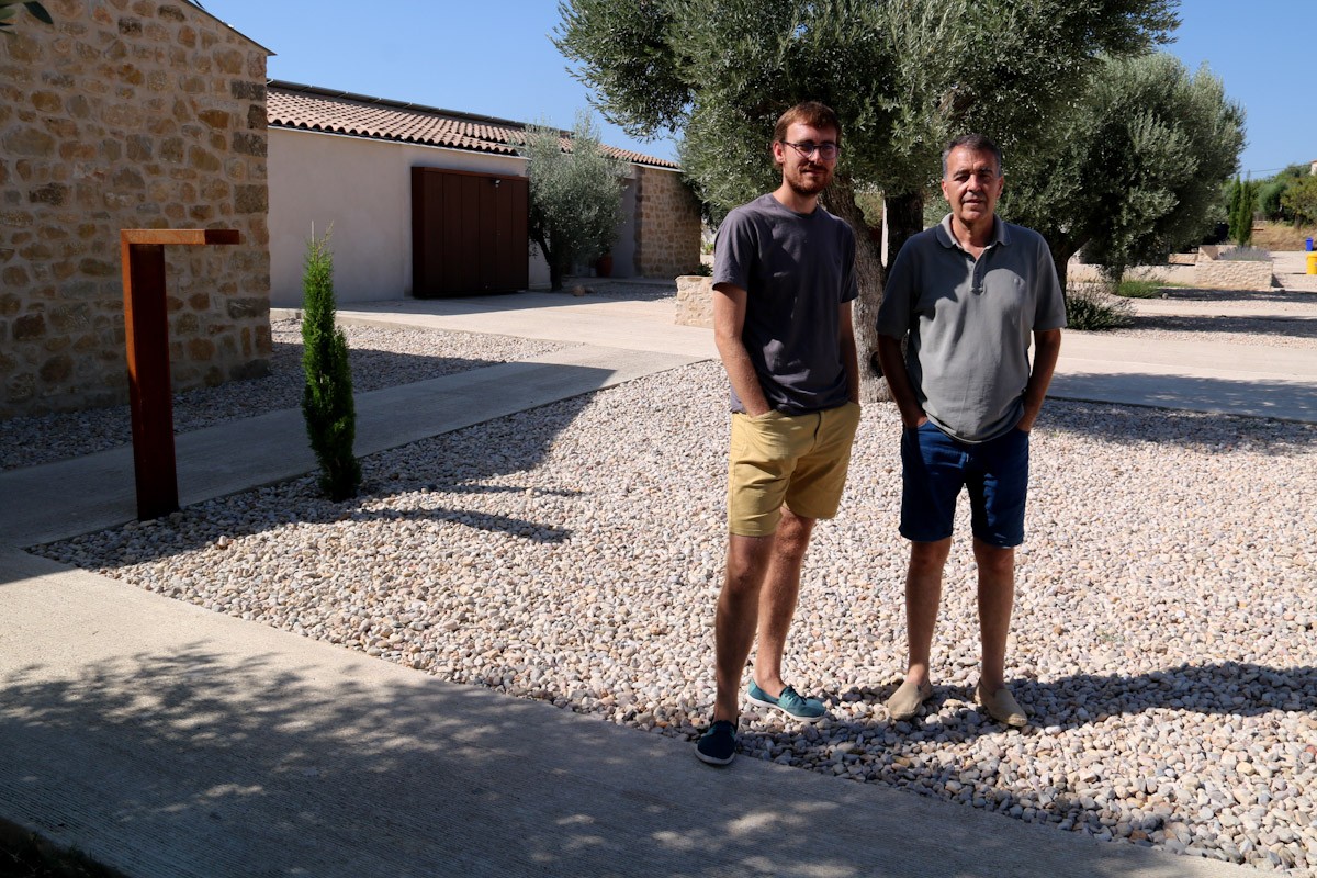 Els arquitectes Albert i Eduard Cuadern, davant de les cases de la urbanització Les Valletes a Arnes, a primera urbanització sostenible i desconnectada de la xarxa elèctrica general de Catalunya 