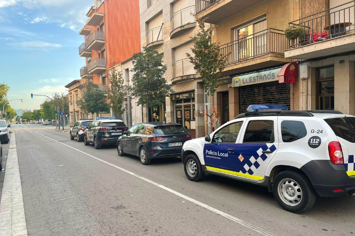 Diversos vehicles dels cossos de seguretat al carrer Francesc Macià