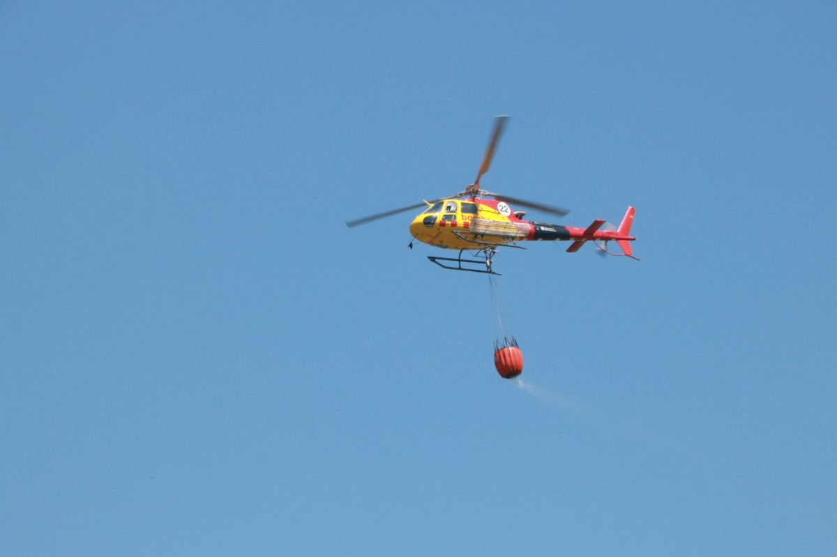 Un helicòpter dels Bombers carregant aigua