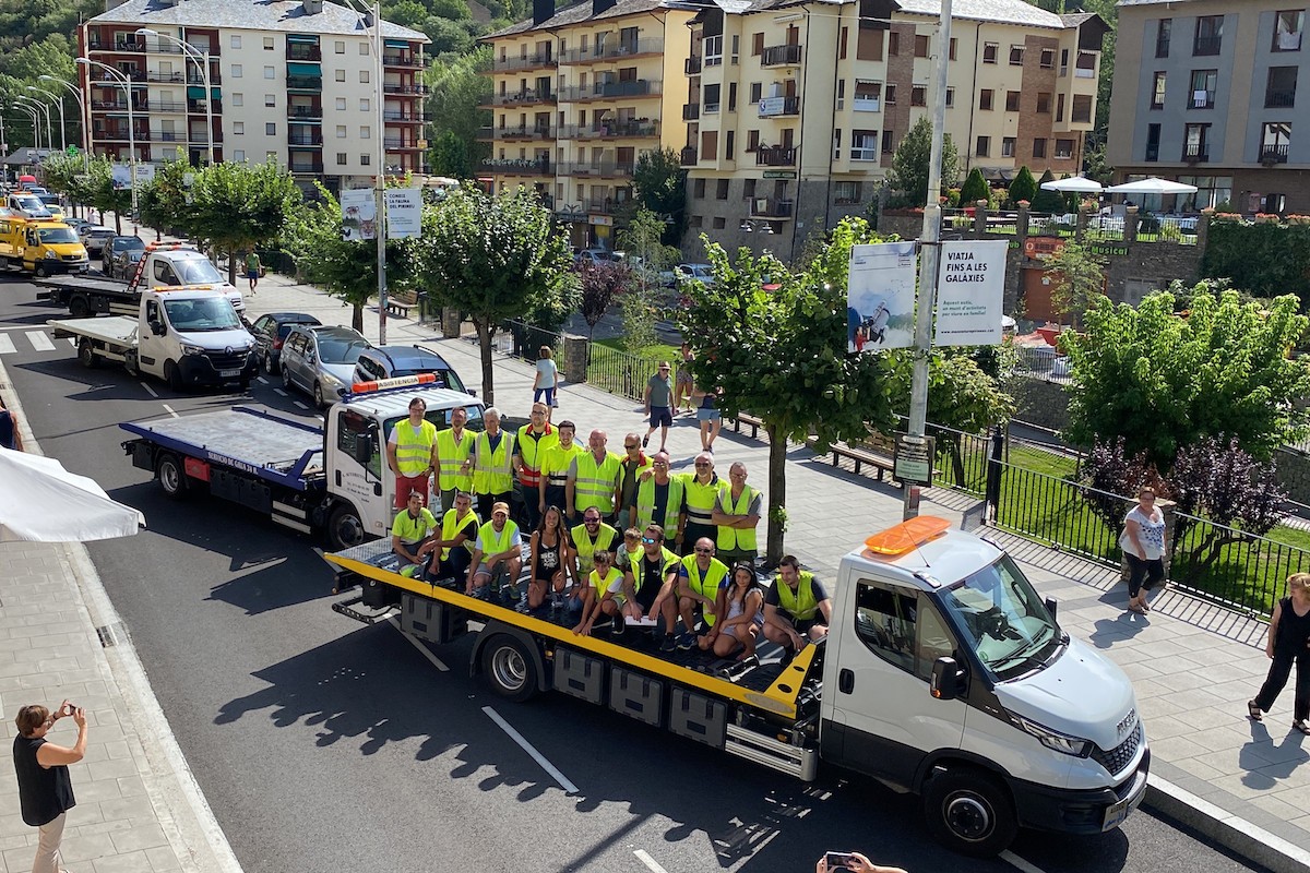 Els gruistes aturats a l'avinguda Comtes de Pallars de la capital del Sobirà