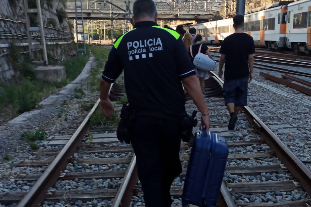 Agents de la Policia Local ajudant els passatgers a arribar a l'estació de Manresa
