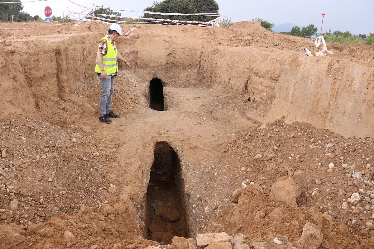 Un operari a la zona de l'aqüeducte subterrani de Sabadell