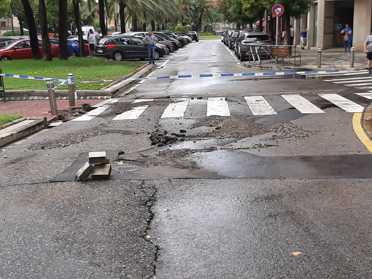 La pluja ha malmès l'asfalt de l'avinguda del Mediterrani, de Reus