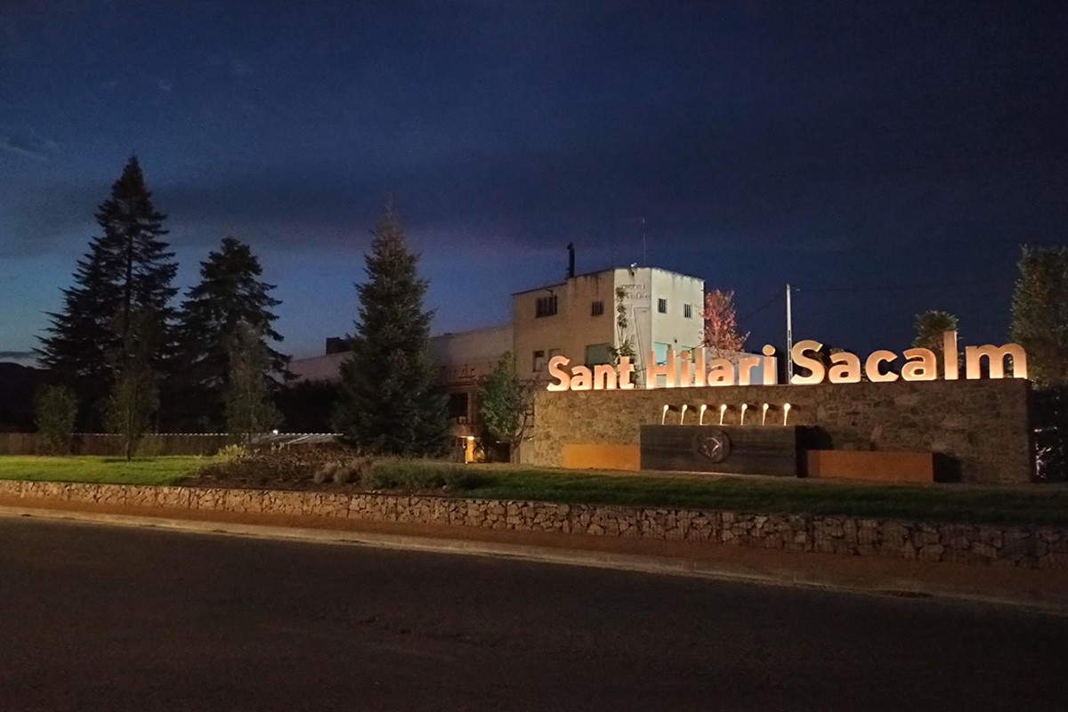 Nova entrada de Sant Hilari Sacalm vista de nit