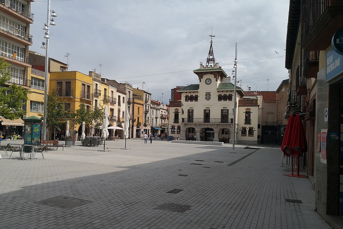Vista de la plaça de la Vila de Sant Celoni reurbanitzada amb l'Ajuntament al fons