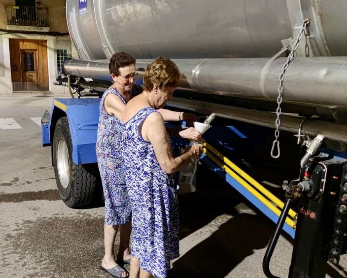 Un camió cisterna subministra aigua a Ulldecona 