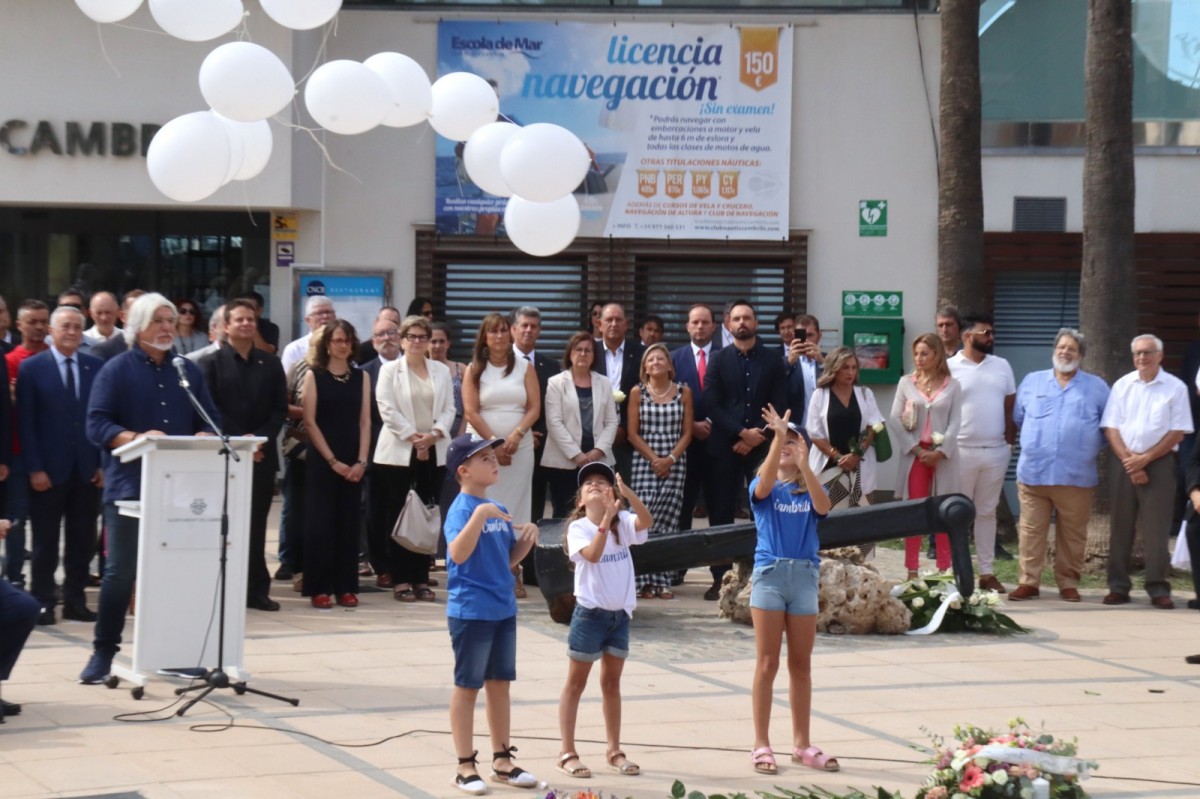 Tres infants han deixat anar globus en senyal de pau al final de l'acte d'homenatge a les víctimes de l'atemptat de Cambrils 