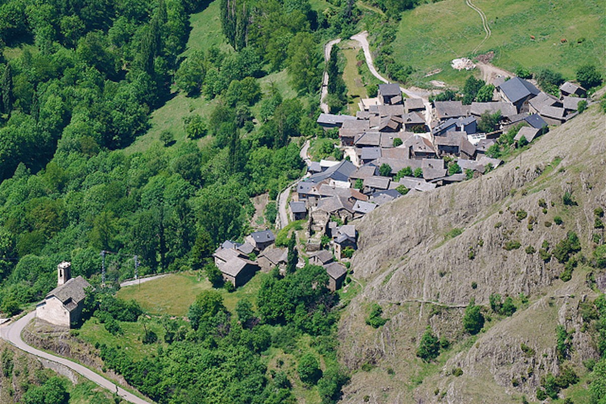 Vista aèria del poble d'Estaon