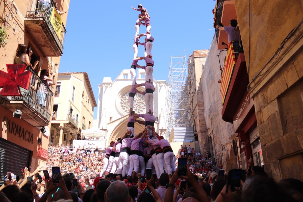 La Colla Jove Xiquets de Tarragona, a la plaça de les Cols per Sant Magí, fent un 3 de 9 amb folre.