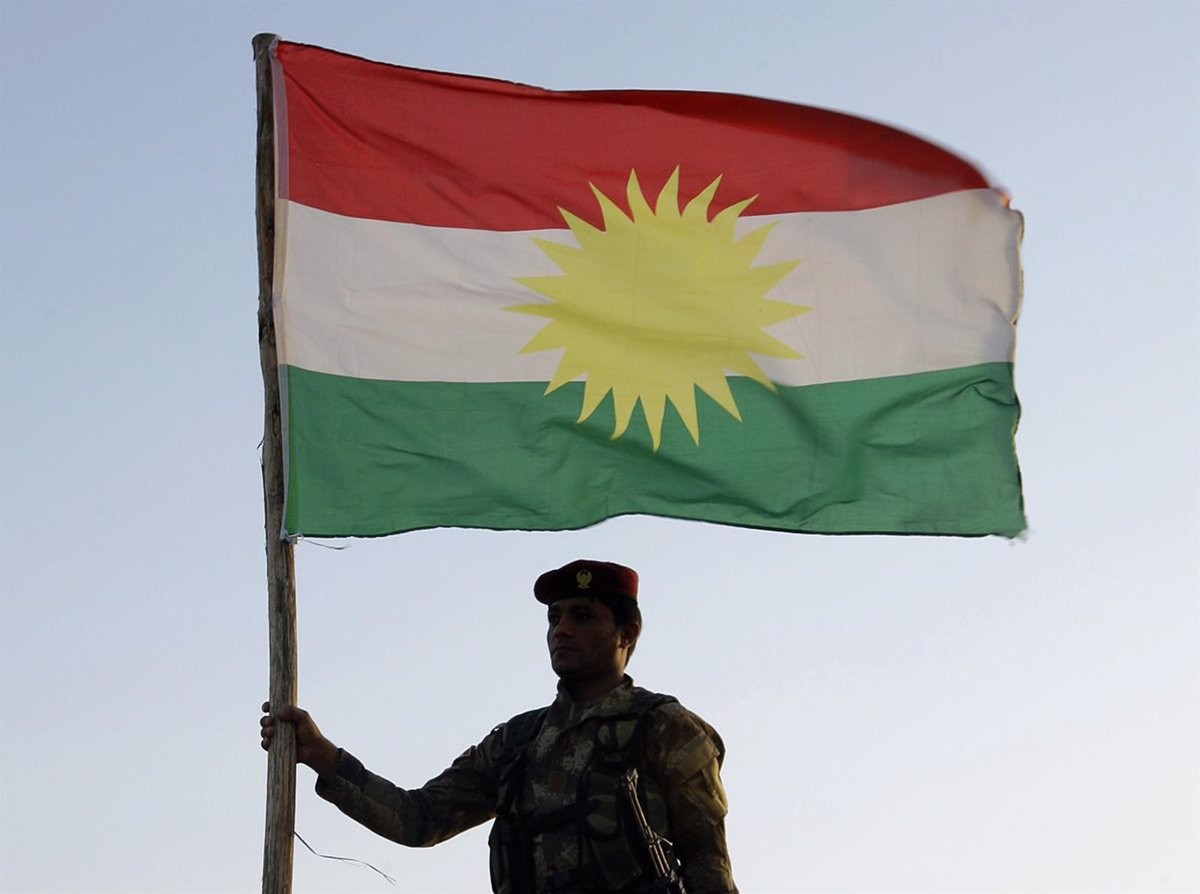 Un milicià kurd amb la seva bandera