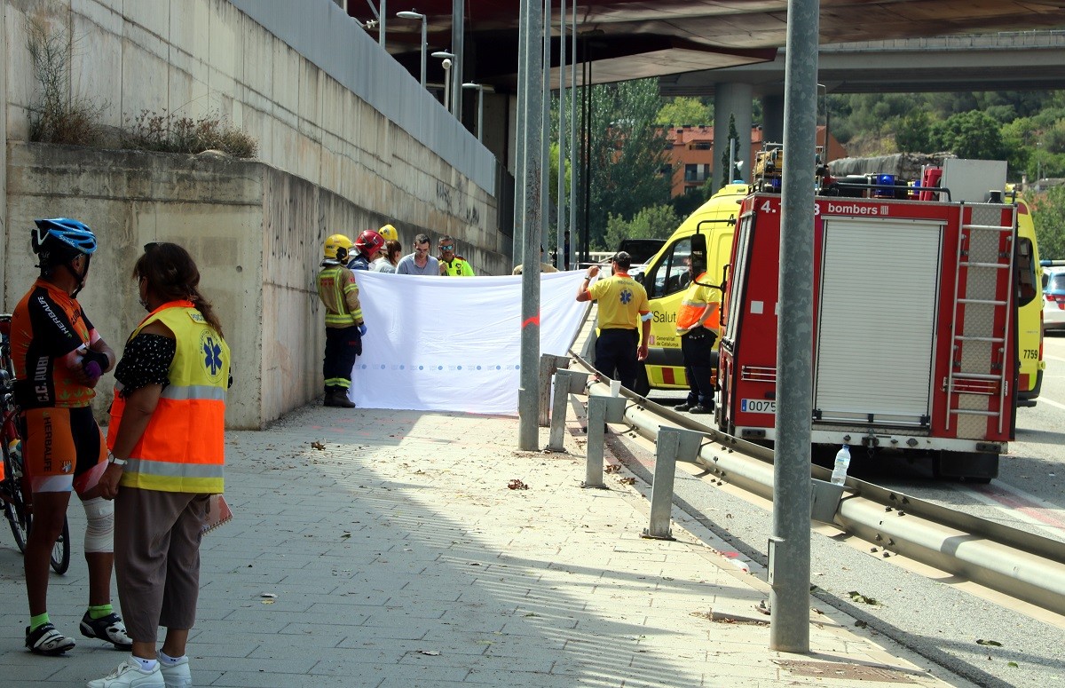 Bombers i ambulàncies al lloc de l'accident