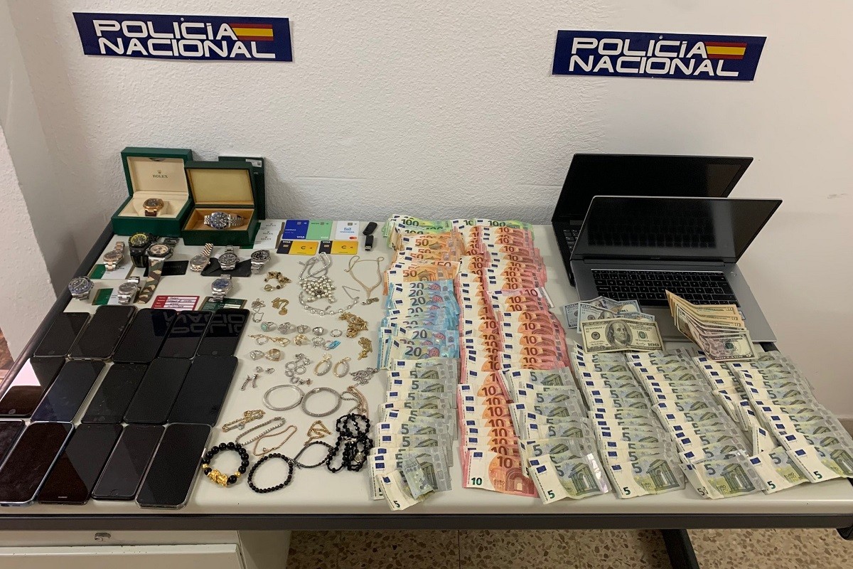 Diners, joies, rellotges i mòbils que la policia espanyola va trobar en el registre