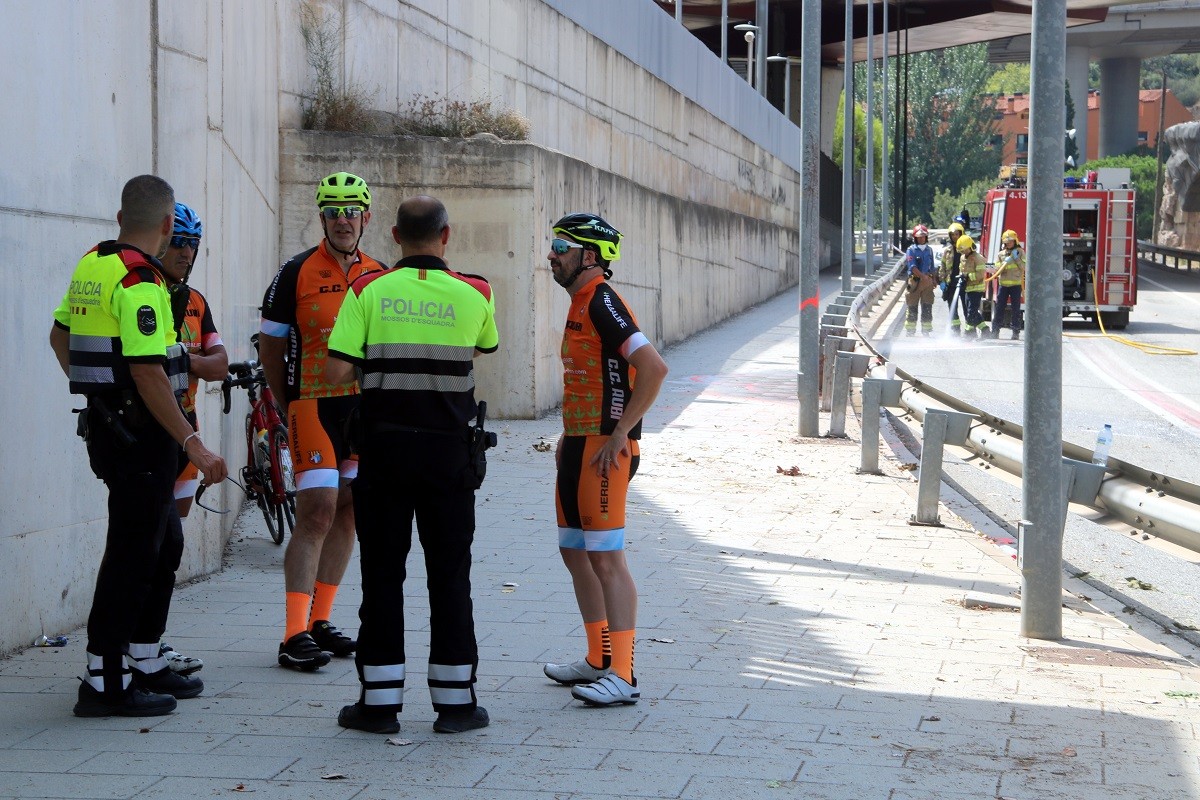 Els Mossos d'Esquadra parlant amb els companys dels ciclistes morts