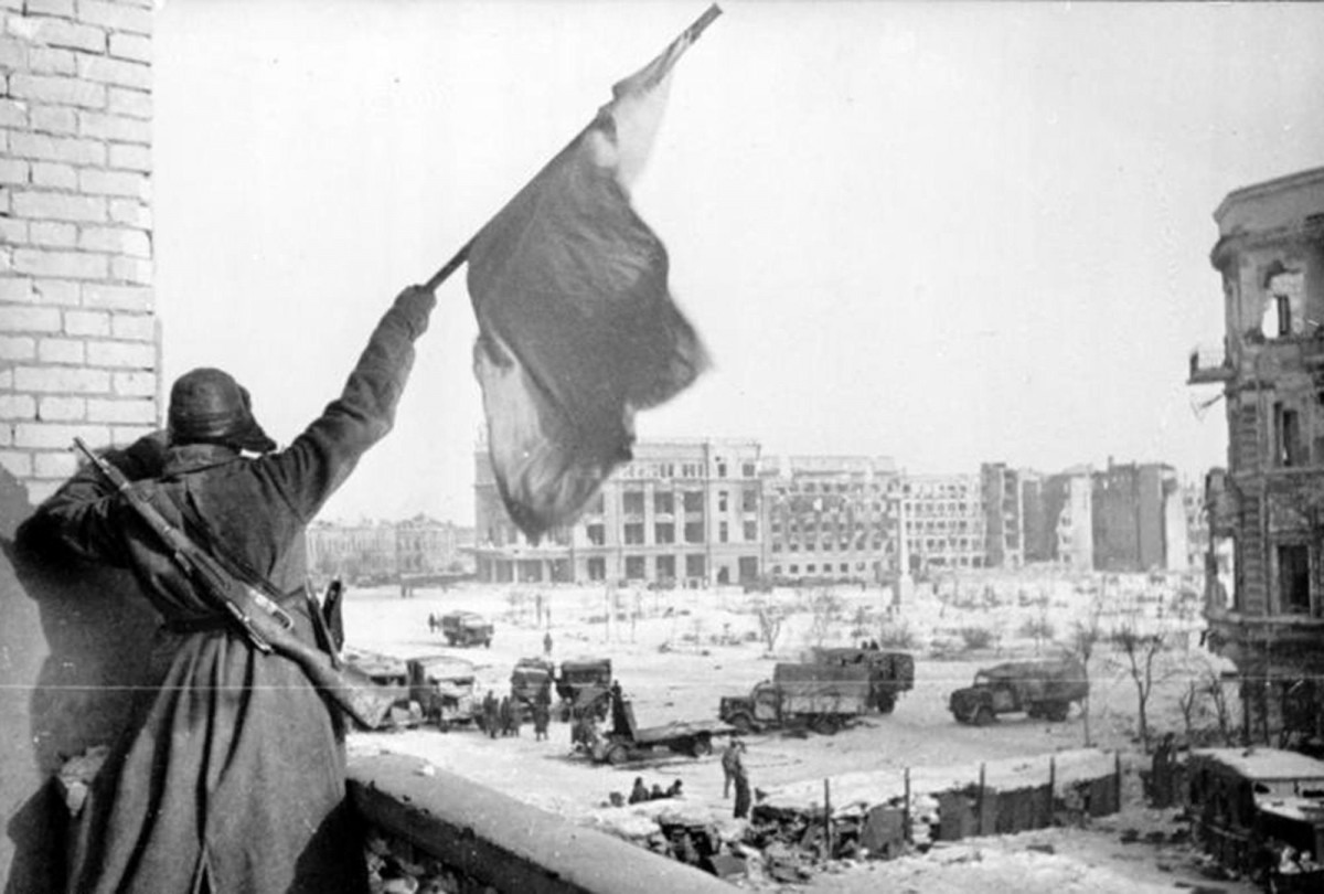 Un soldat rus oneja una bandera soviètica després de recuperar Stalingrad