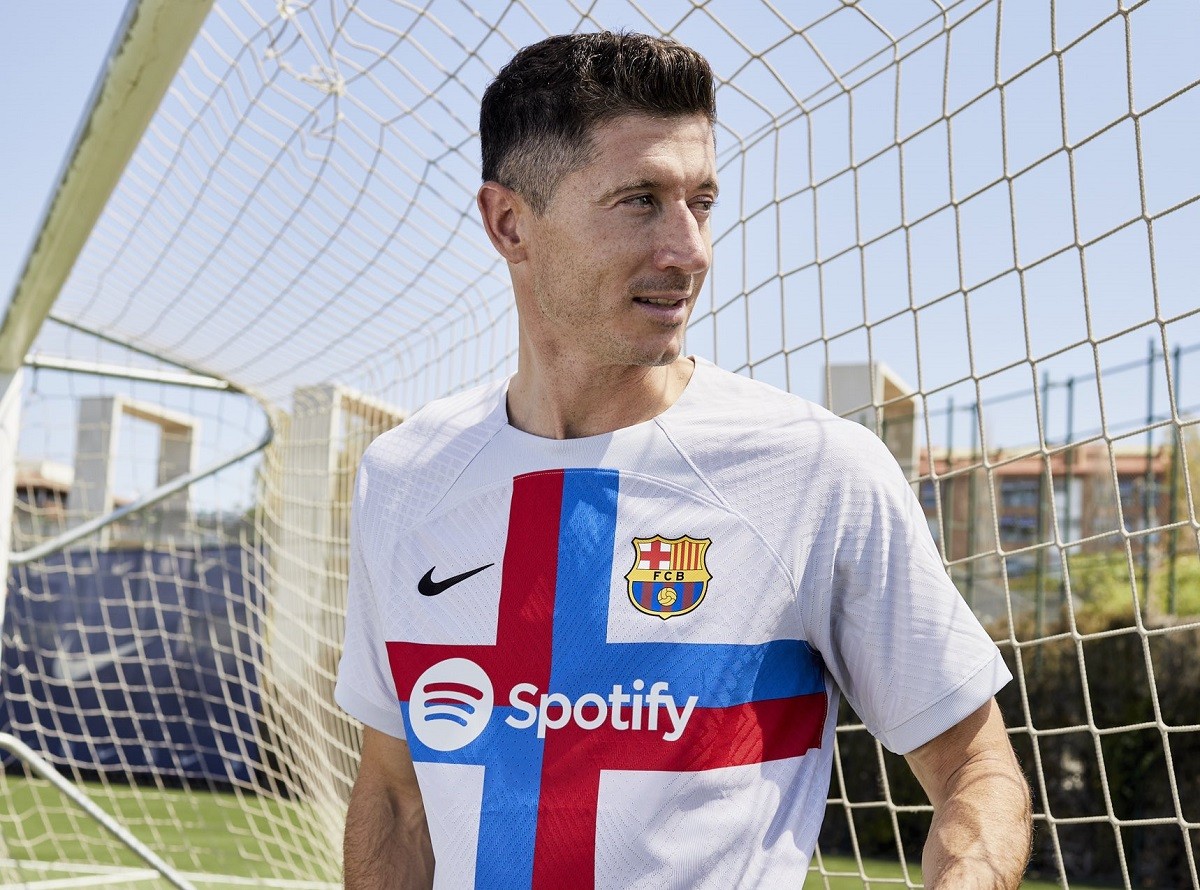 Lewandowski, amb la tercera samarreta del Barça