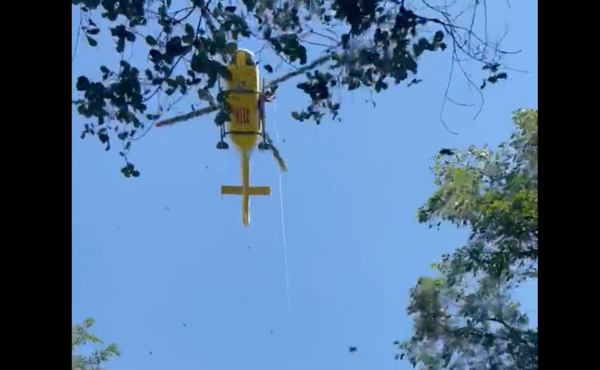 Imatge del l'helicòpter dels GRAE durant el rescat