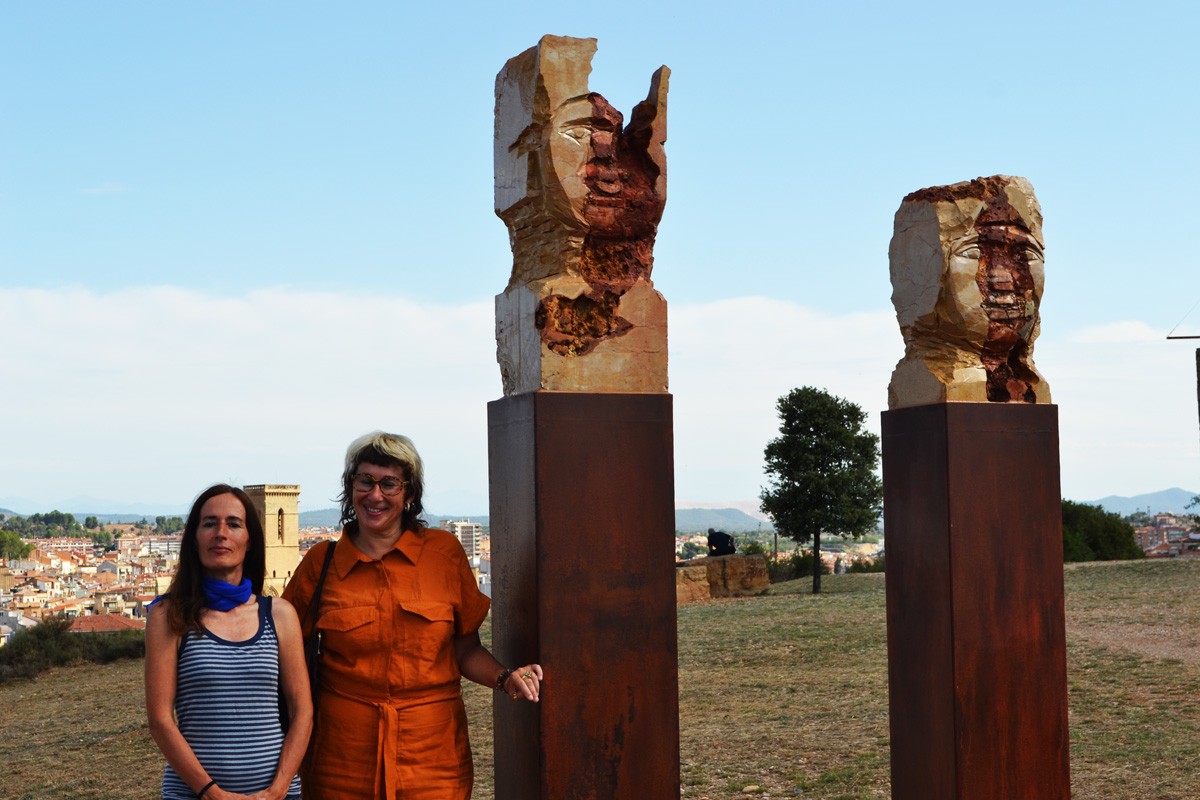 L'escultora Marta Pruna i la regidora Anna Crespo al costat de «Memòria del mite»