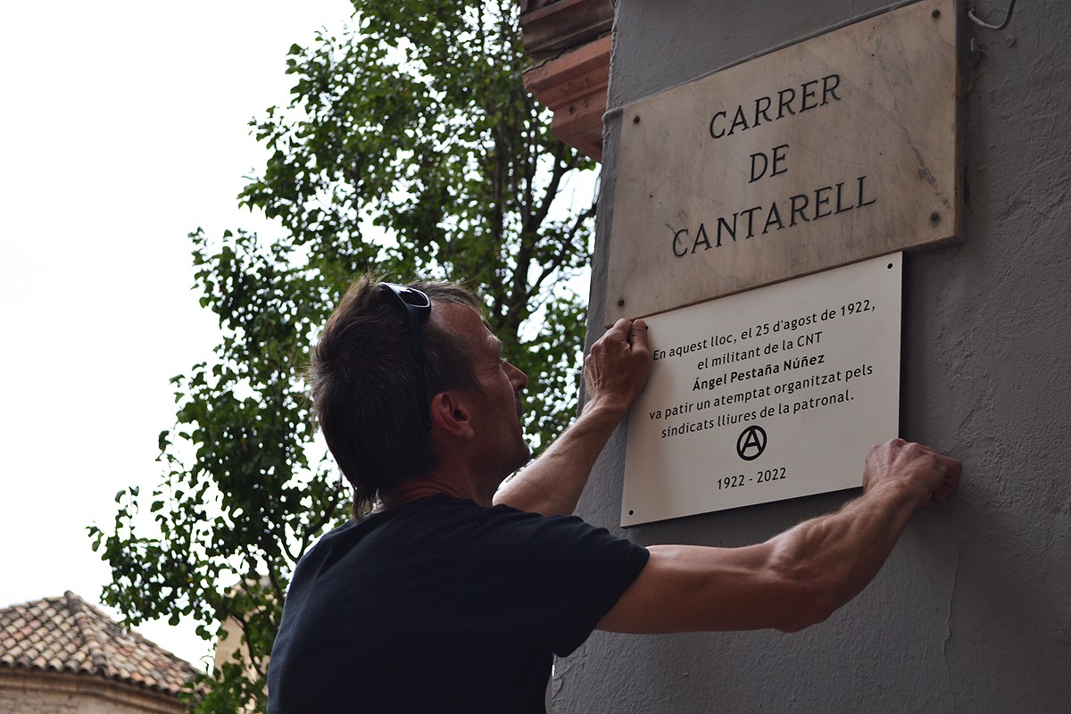 Moment en que CNT i CGT han col·locat la placa d'homenatge a Pestaña al carrer Cantarell