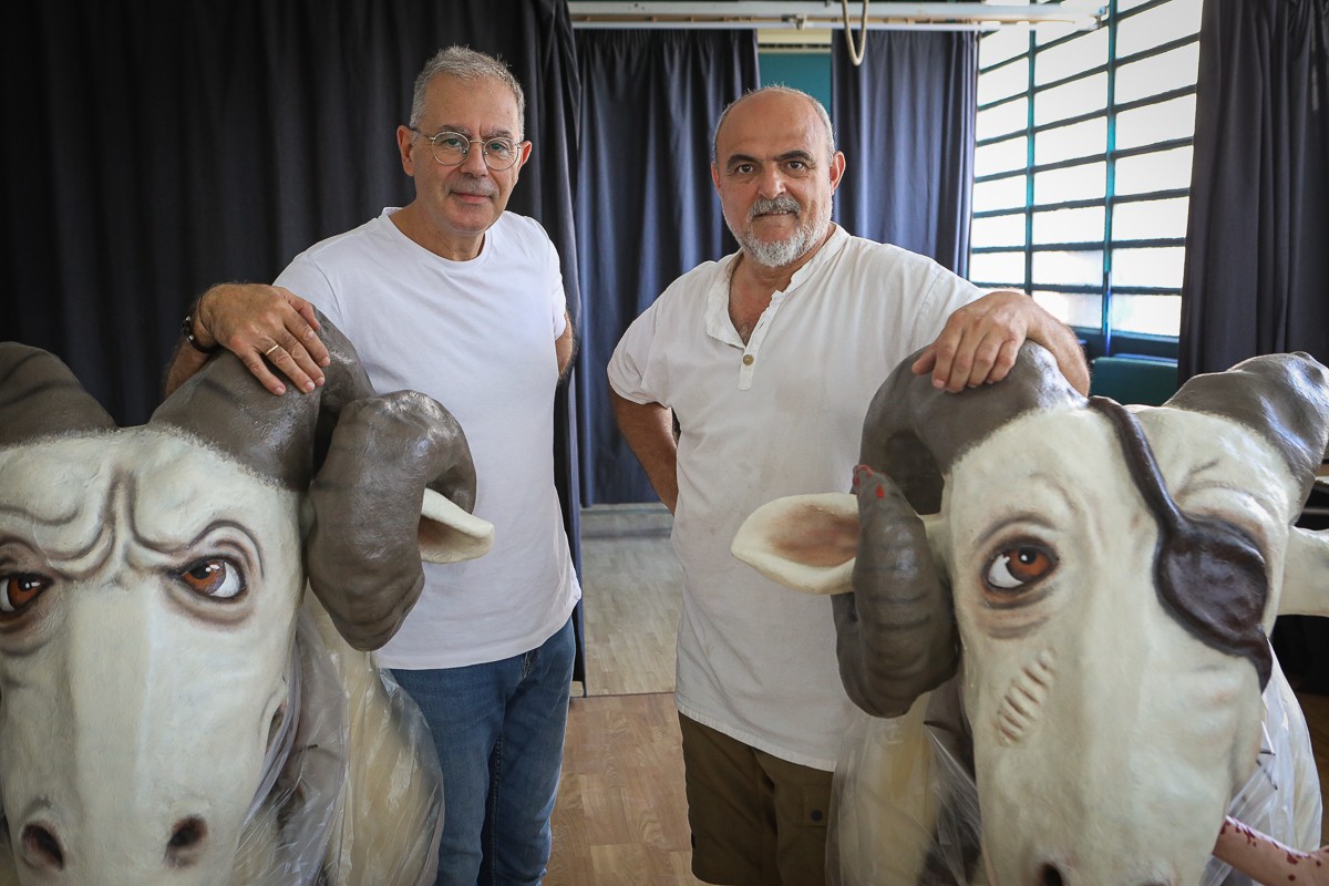 Tavi Algueró i Àngel Rigall amb dos dels marrans de l'AOAPIX que van fabricar fa anys