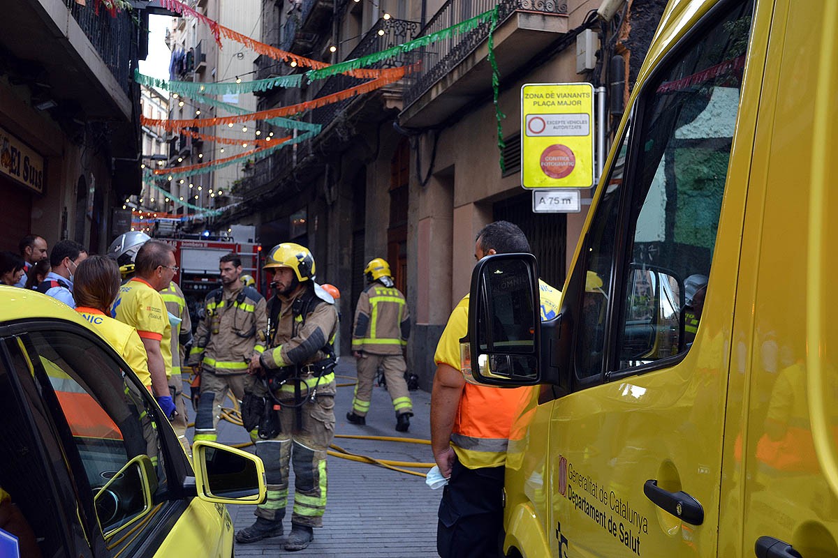 Operatiu de seguretat i emergències durant l'incendi al carrer Sobrerroca