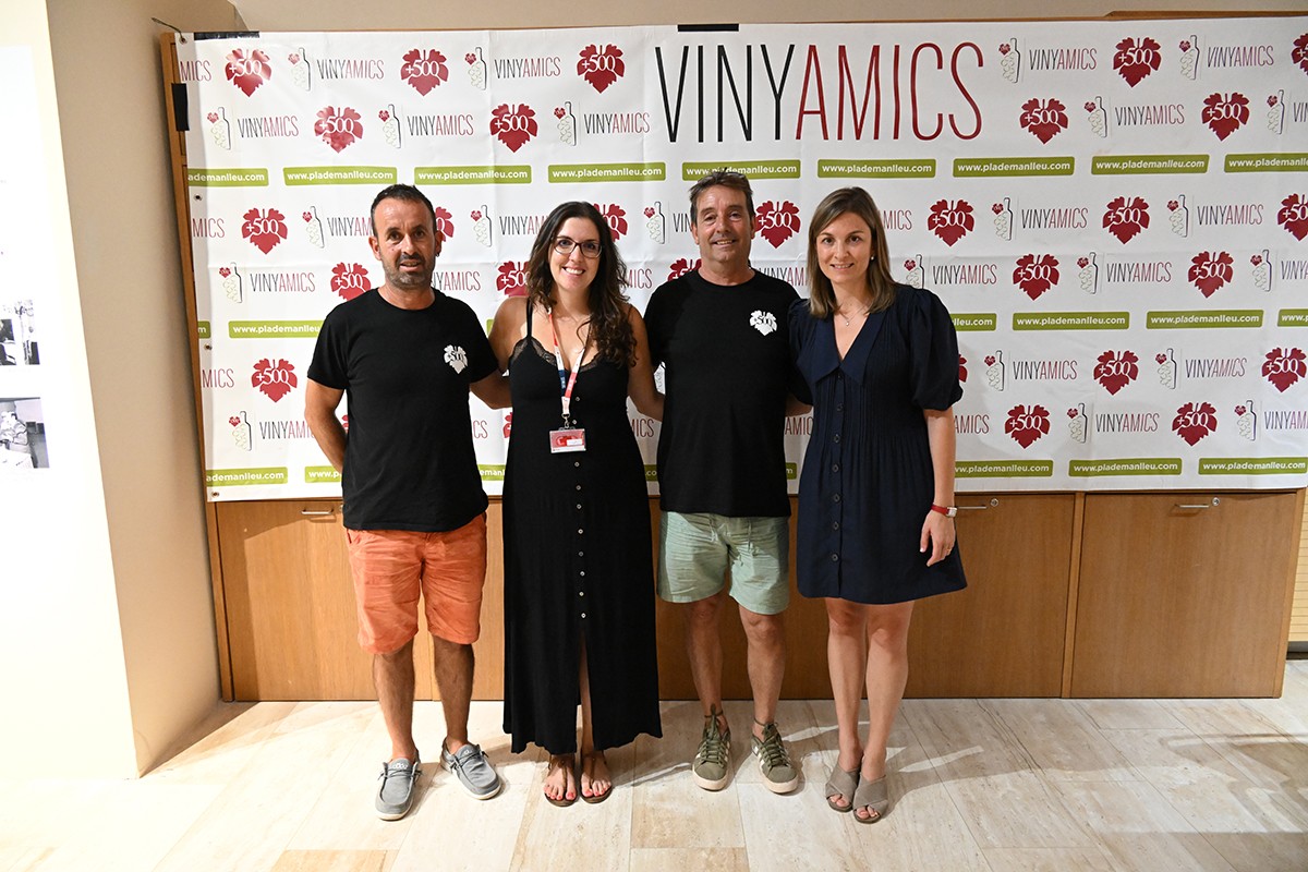 Josep Rosich, cultivador de la vinya subhastada, Sílvia Méndez, de Creu Roja Alt Penedès, Kiko Figueras, president de l'Agrupació d'Agricultors del Pla de Manlleu, i Marta Vidal, CEO de Vallformosa