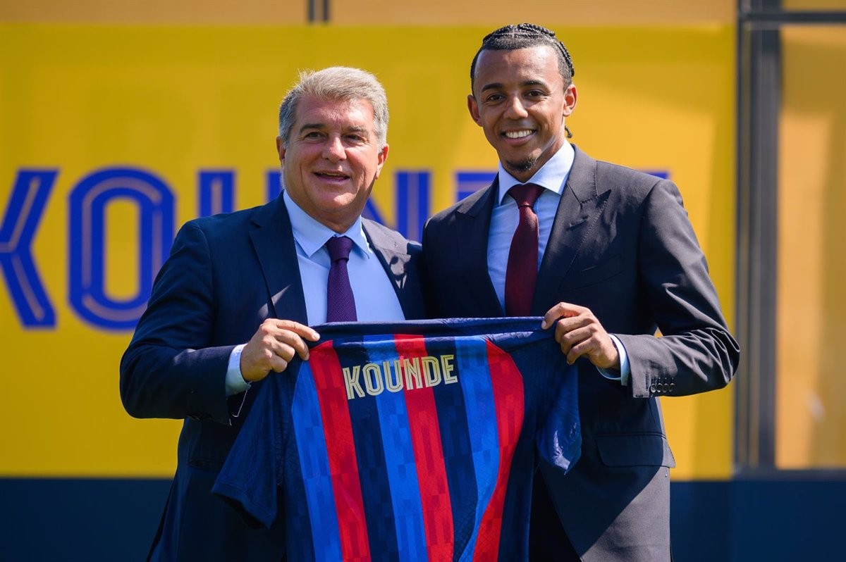 Koundé, amb Laporta en la seva presentació amb el Barça