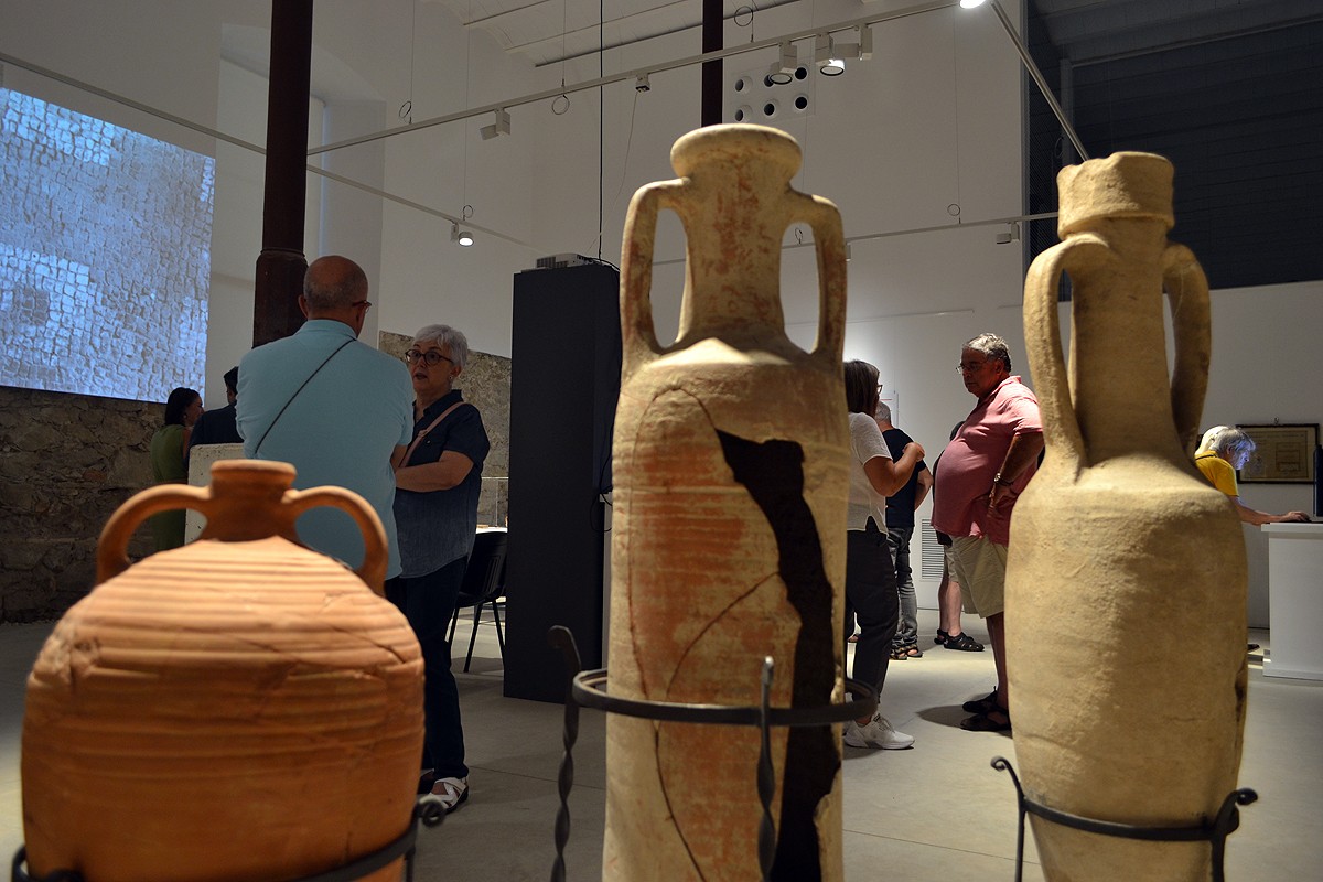 La sala d'exposicions del Museu de Manresa acull la mostra sobre Arqueologia i excursionisme