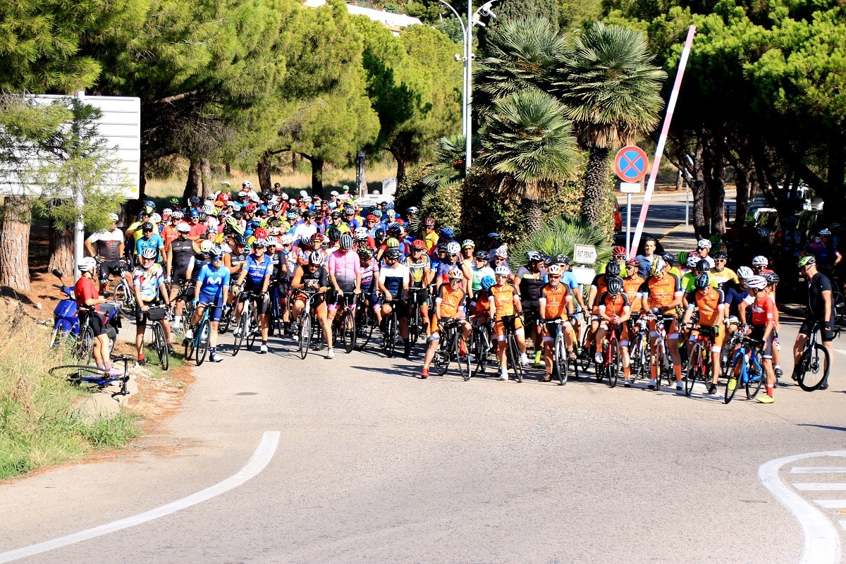 Ciclistes a punt de començar la marxa d'homenatge als ciclistes atropellats a Castellbisbal