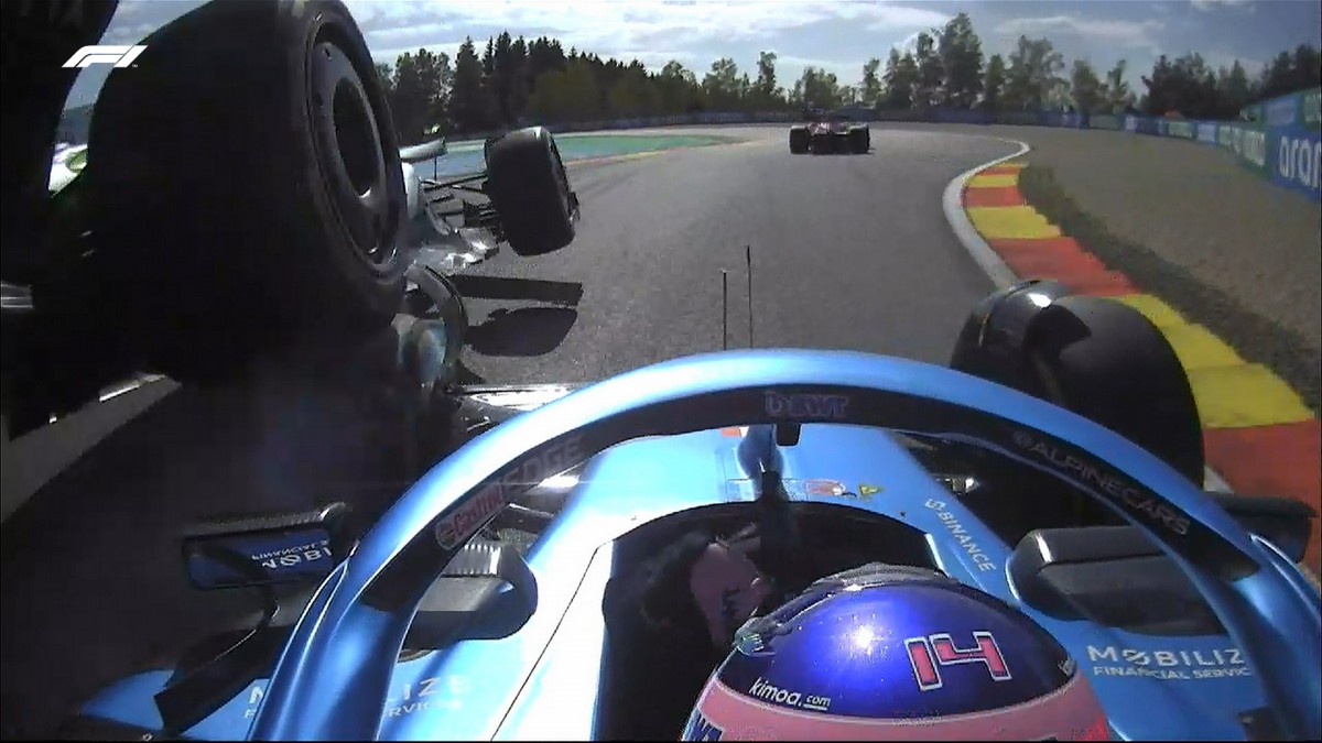 El cotxe de Hamilton, per sobre del d'Alonso durant l'accident