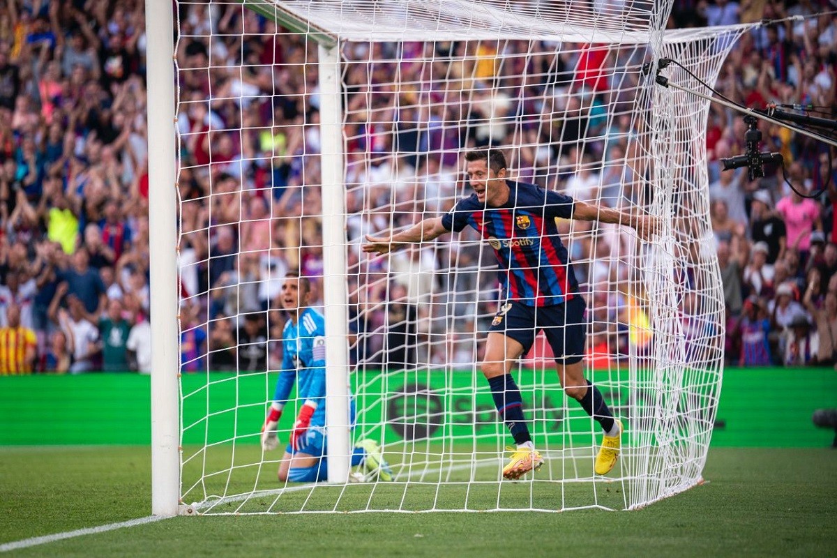 Robert Lewandowski celebra el primer gol del Barça contra el Valladolid