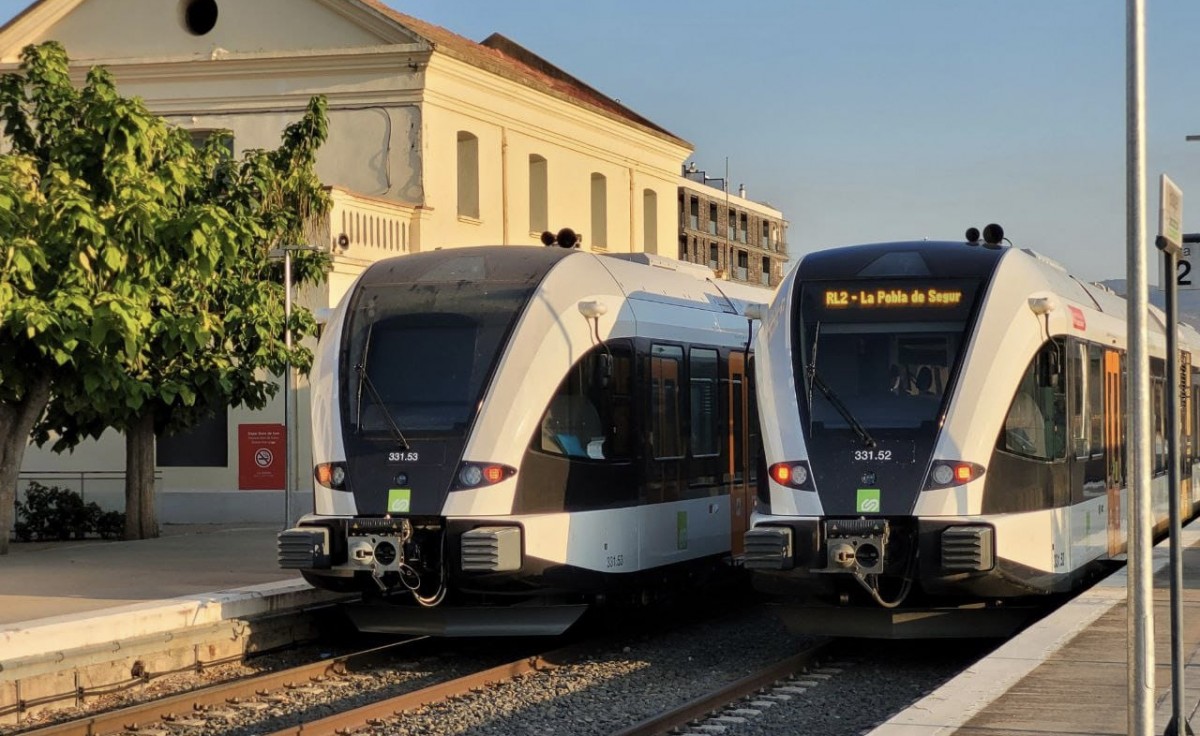 Dos trens de la línia de la Pobla
