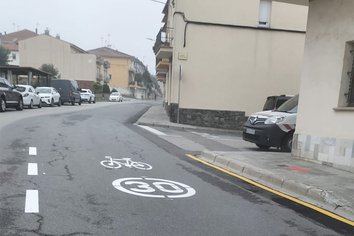 El carrer Pirineu de Santa Eugènia de Berga, senyalitzat pel Bicibús